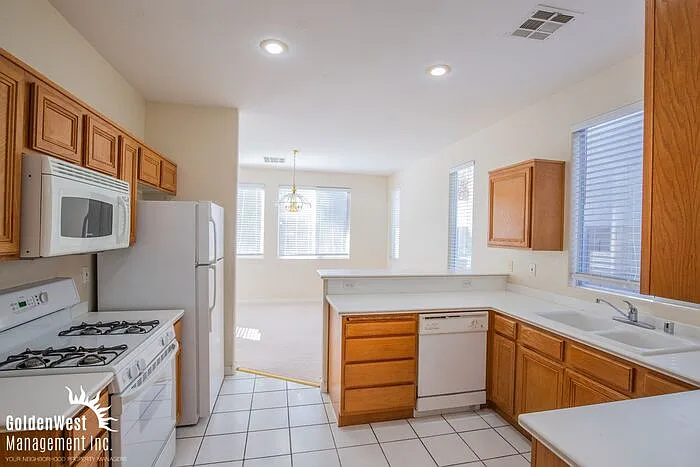9776 Floweret Ave — Photo 9