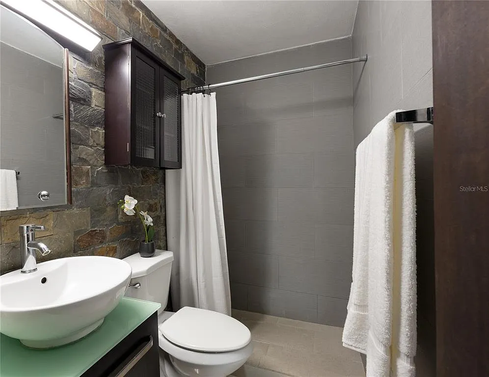 2 bed, 1.0 bath, 935 sqft, $2,640 — Photo 4