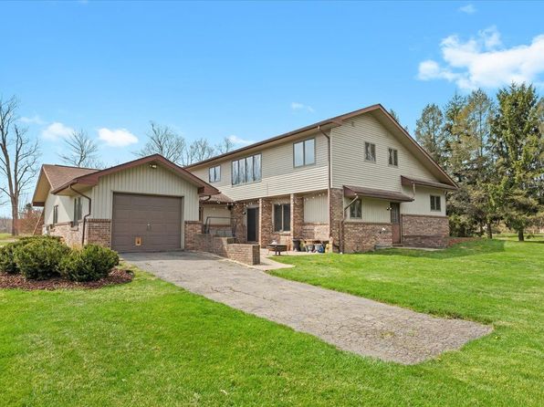 1415 W Rose Center Rd, Fenton, MI 48430