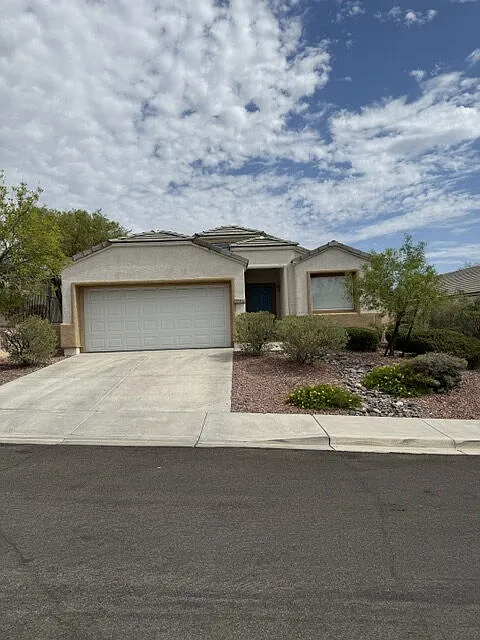 3 bed, 2.0 bath, 1560 sqft, $2,118 — Photo 3