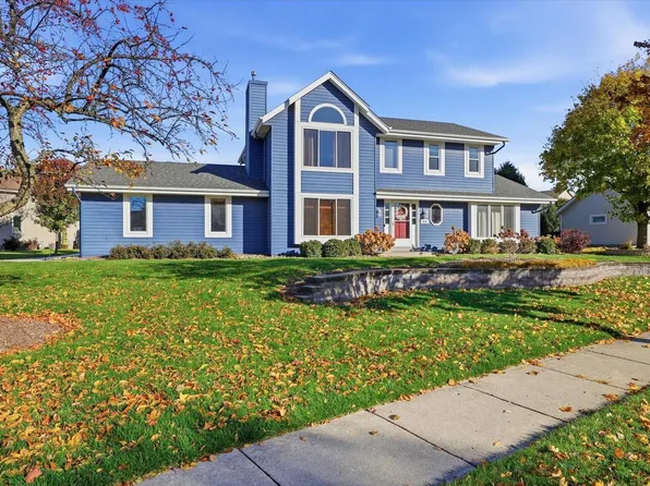 858 Laureate DRIVE, Pewaukee, WI 53072