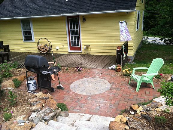 patio w/stone retaining wall