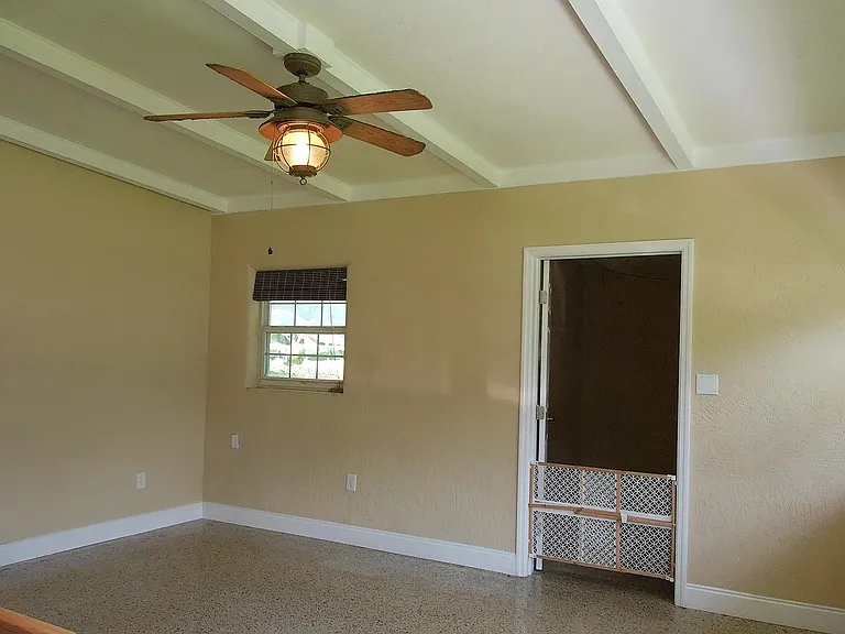 464 Judy St — Photo 11