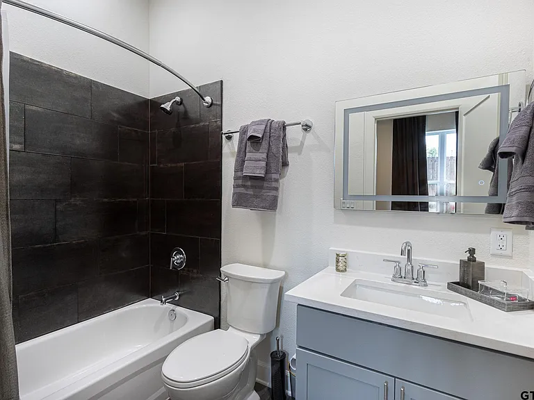 540 W Erwin St — Photo 18