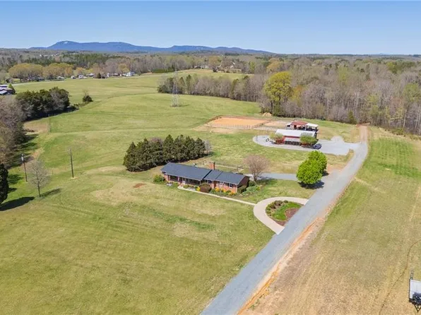 1073 Sliding Ridge Rd, Walnut Cove, NC 27052