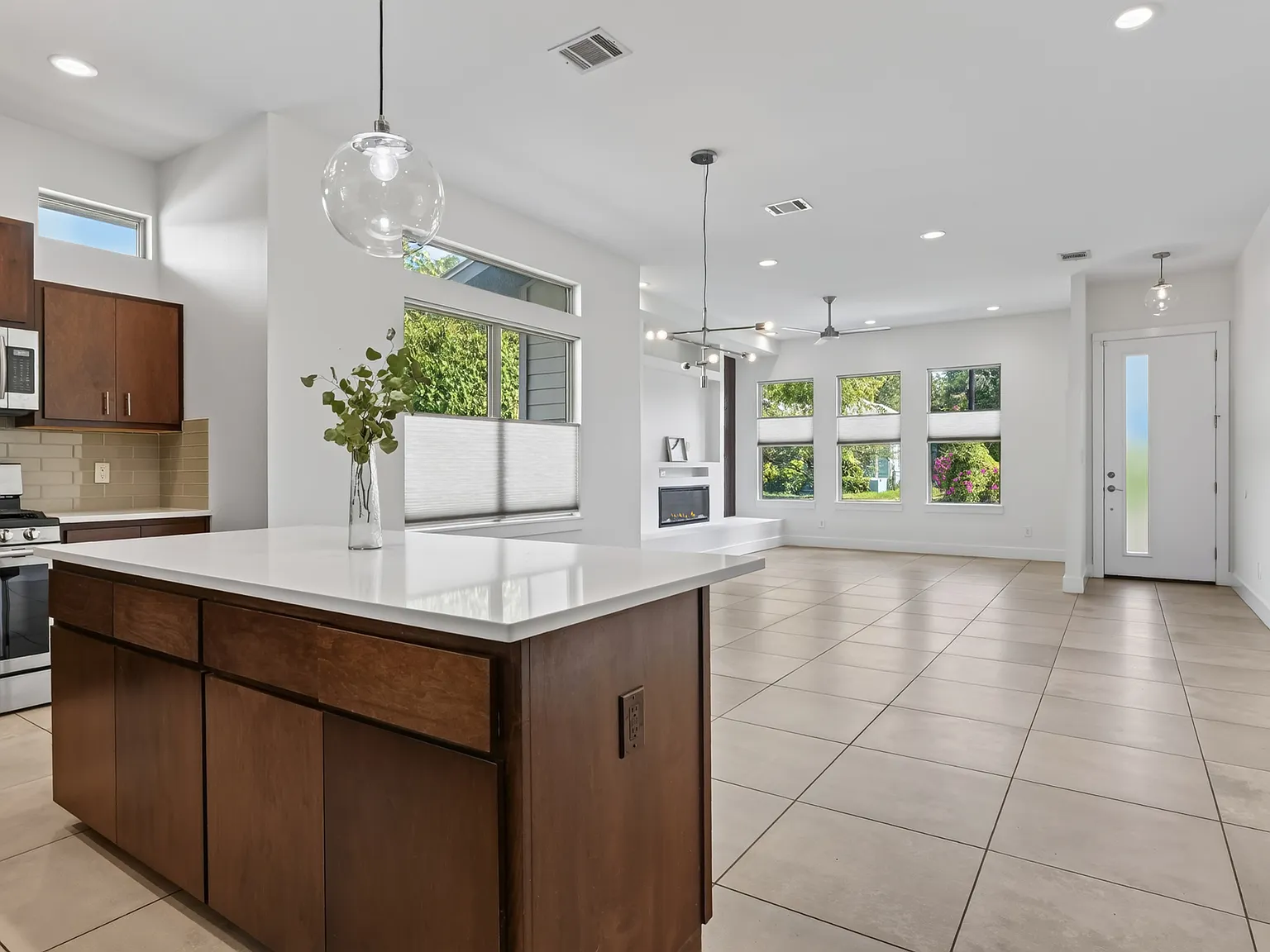 3 bed, 2.5 bath, 1862 sqft, $3,875 — Photo 4