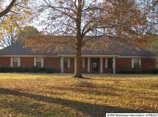 215 W Sweetwater Rd, Byhalia, MS 38611