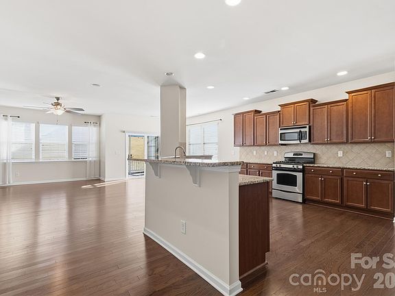 5th image of 159 E Warfield Dr