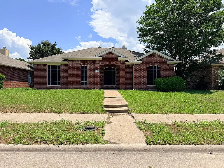 2616 Helen Ln — Photo 1