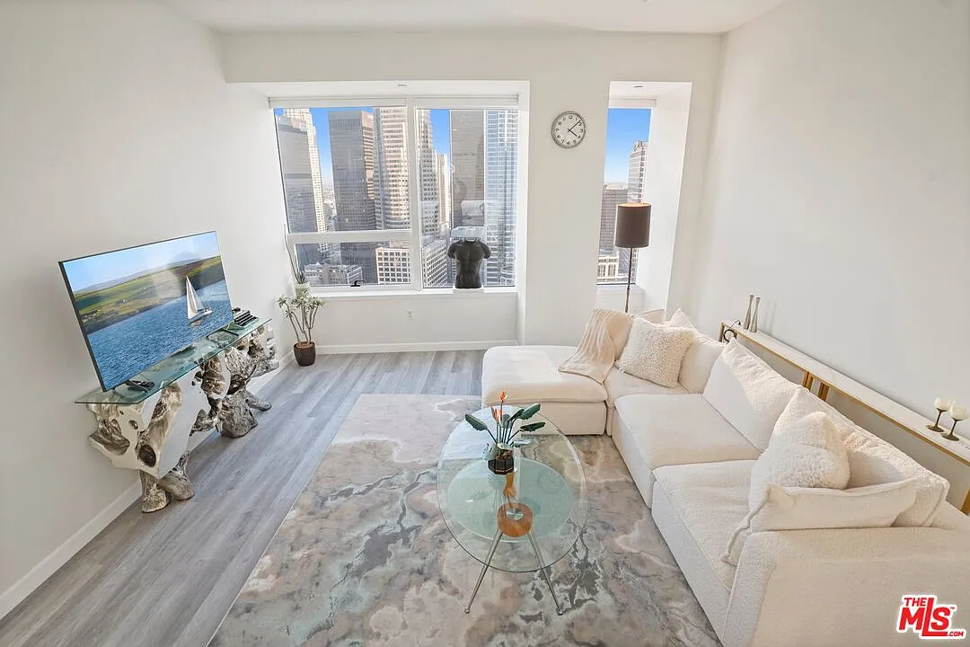 2 bed, 2.0 bath, 1160 sqft, $3,900 — Photo 3