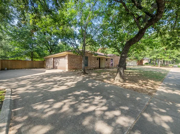 1516 Circle Ln, Bedford, TX 76022