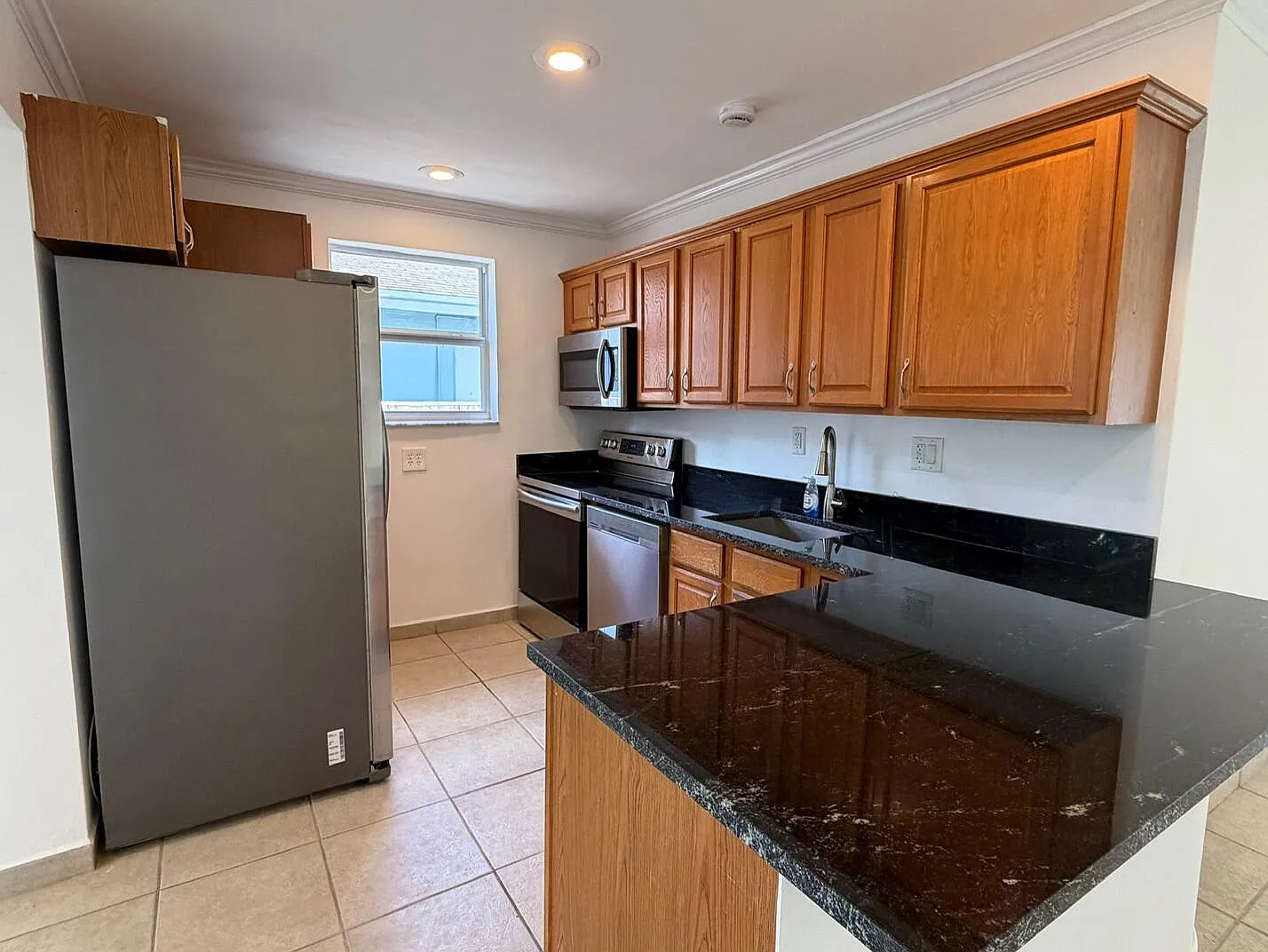 3 bed, 2.0 bath, 1445 sqft, $2,750 — Photo 3