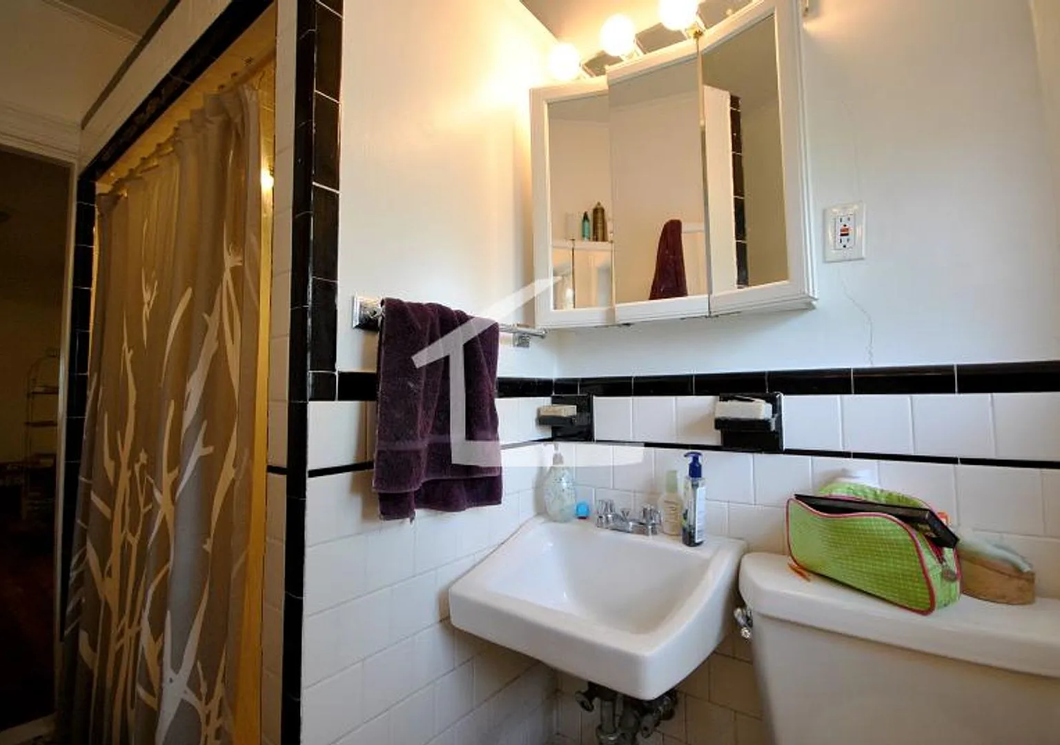 NIce 3 bed in Brookline — Photo 4