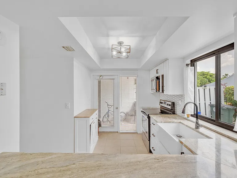 235 NW 15th St — Photo 3
