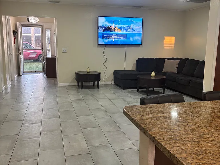 818 E Flag Ln — Photo 4