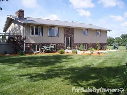 Spacious Raised Ranch 3 Bdms 2.5 Baths : 7 rooms, 2 Fire Places!