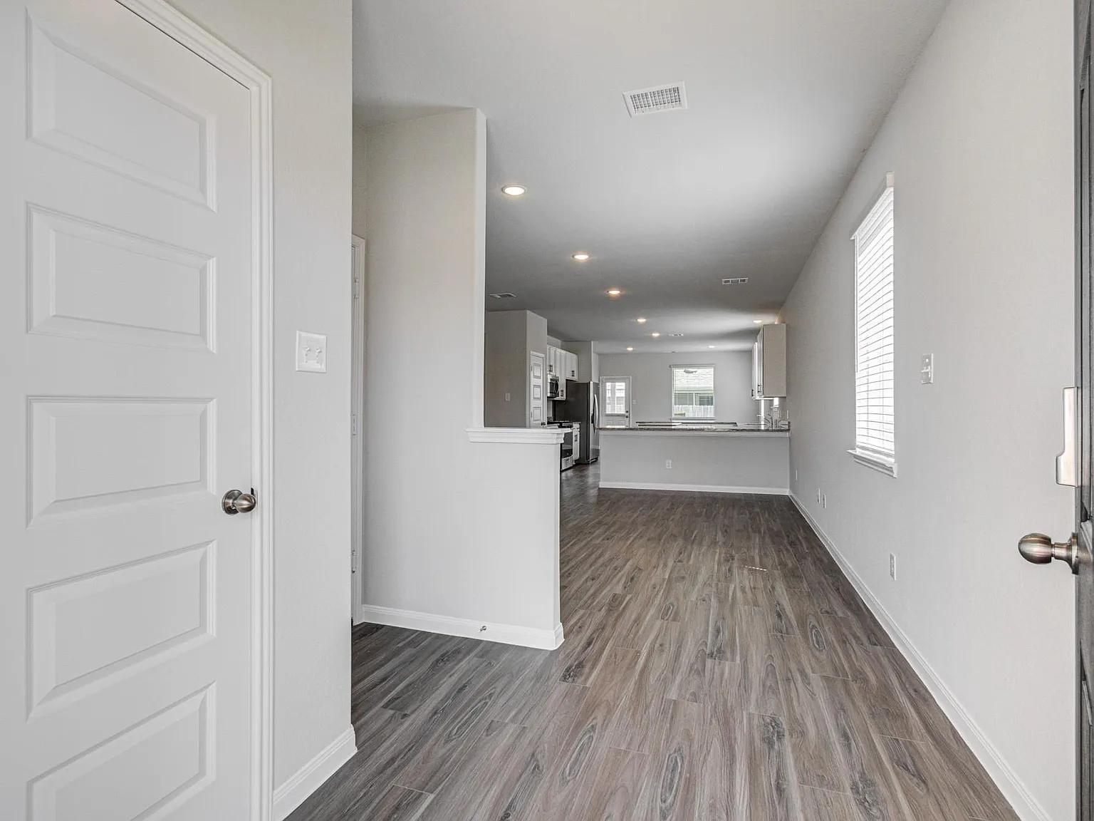 4 bed, 2.5 bath, 2622 sqft, $2,295 — Photo 3