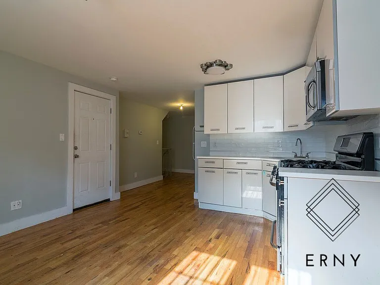 63 Pulaski St #1B — Photo 2