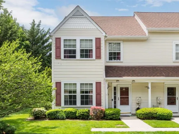 36 Stratford Grn, Farmingdale, NY 11735
