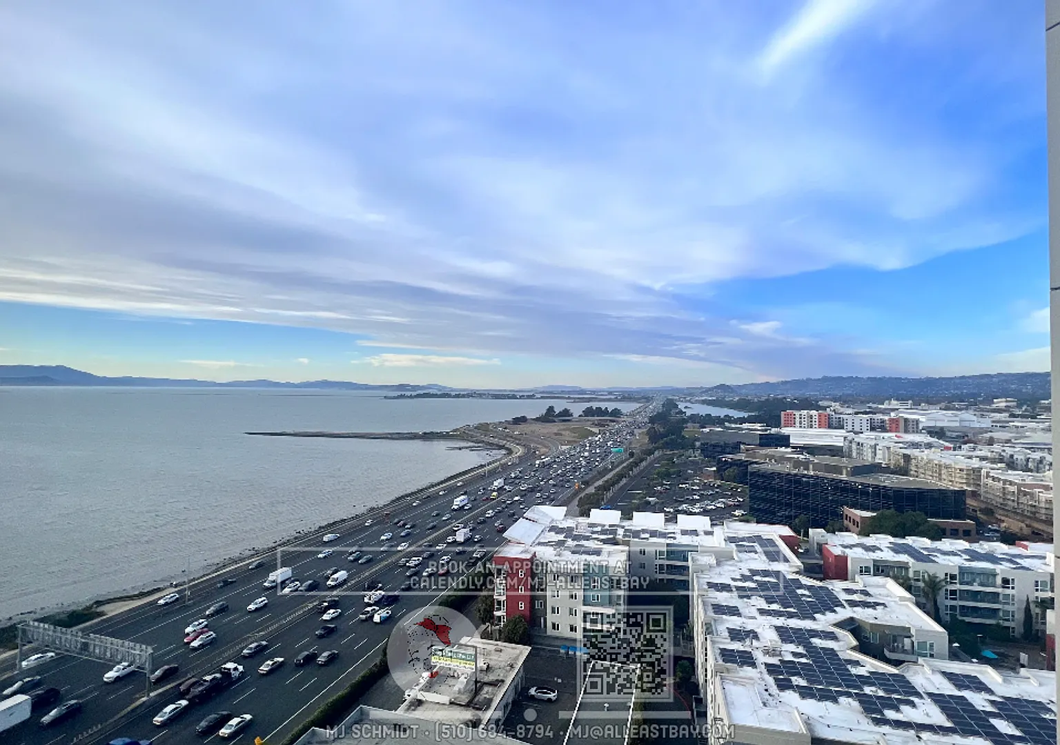 Beautiful large 1 bedroom with New Hardwood laminate floors, parking and water view! — Photo 1