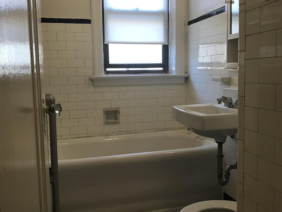 2nd image of 1635 W 83rd St APT 302
