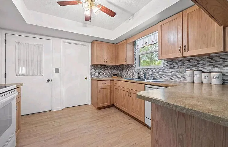233 SE Sandia Way — Photo 6