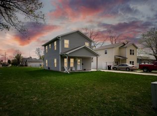 101 W Oak St, Le Roy, IL 61752