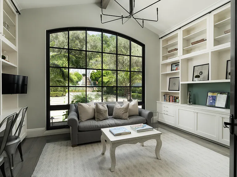 700 E Mountain Dr — Photo 12