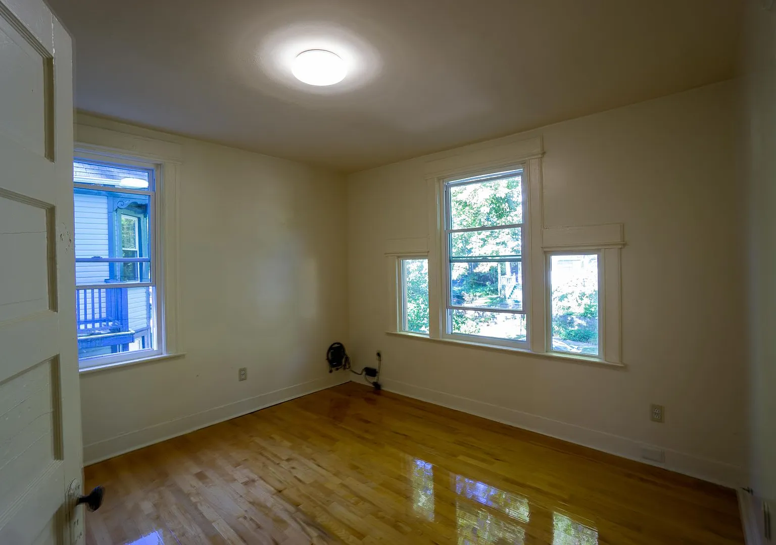 509 Columbus Apt 2 - Available 8/1/27 - Second Floor Flat W/Front Porch — Photo 4