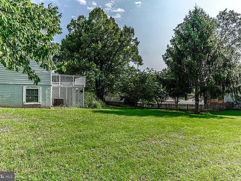 121 Nottingham Ct — Photo 49