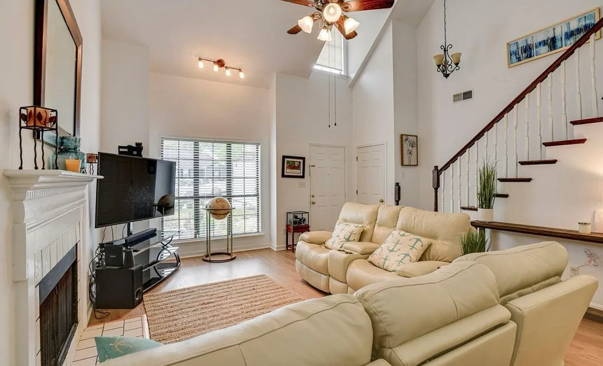 115 Hammond Place Cir — Photo 2