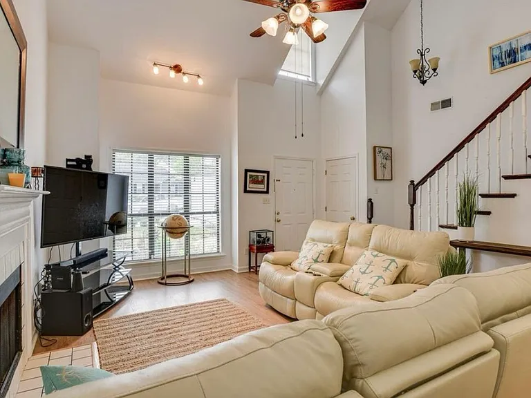 115 Hammond Place Cir #115 — Photo 2