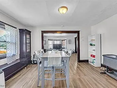 2-Bedroom Middle Duplex Unit with Appliances and Off-Street Parking in Cleveland — Photo 2