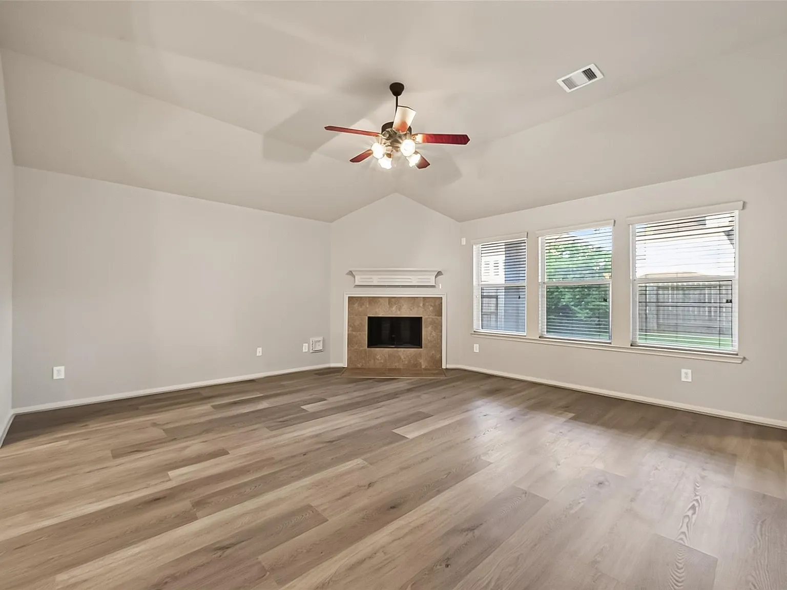 4 bed, 2.0 bath, 2145 sqft, $2,099 — Photo 4