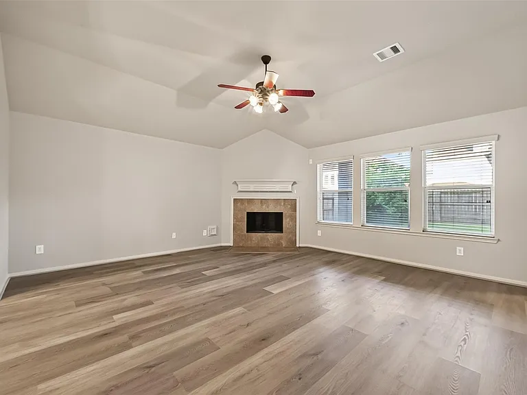 28207 Chalet Park Dr — Photo 4
