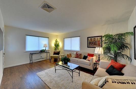 Living Bright & Spacious Living Room