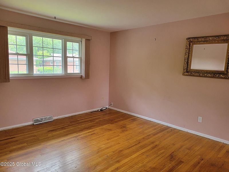 5th image of 7 Briar Ave