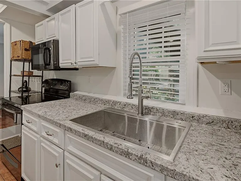 554 E Main Rd — Photo 10
