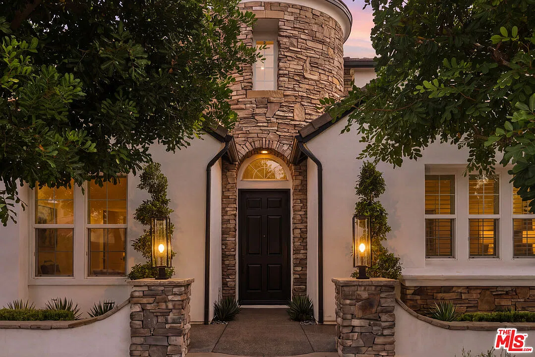 5 bed, 5.5 bath, 4610 sqft, $25,000 — Photo 2