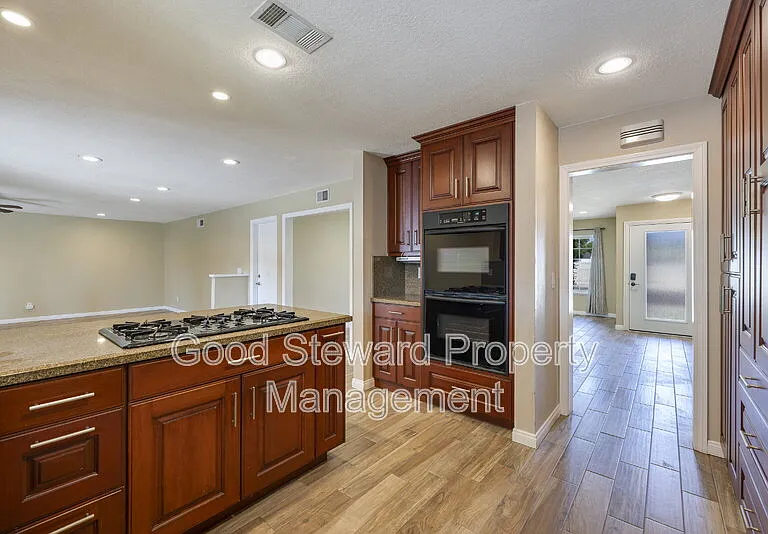 1219 N Van Buren St — Photo 28