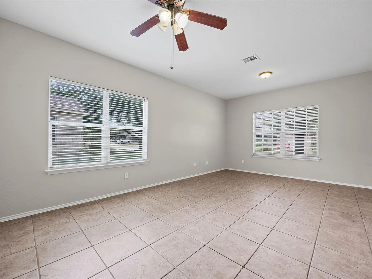 5 bed, 2.5 bath, 2926 sqft, $2,695 — Photo 4