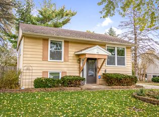 740 Southwind Dr, Carpentersville, IL 60110