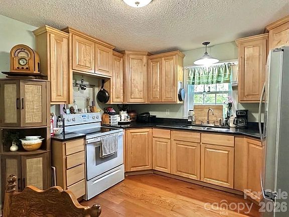 4th image of 393 Mountain View Dr