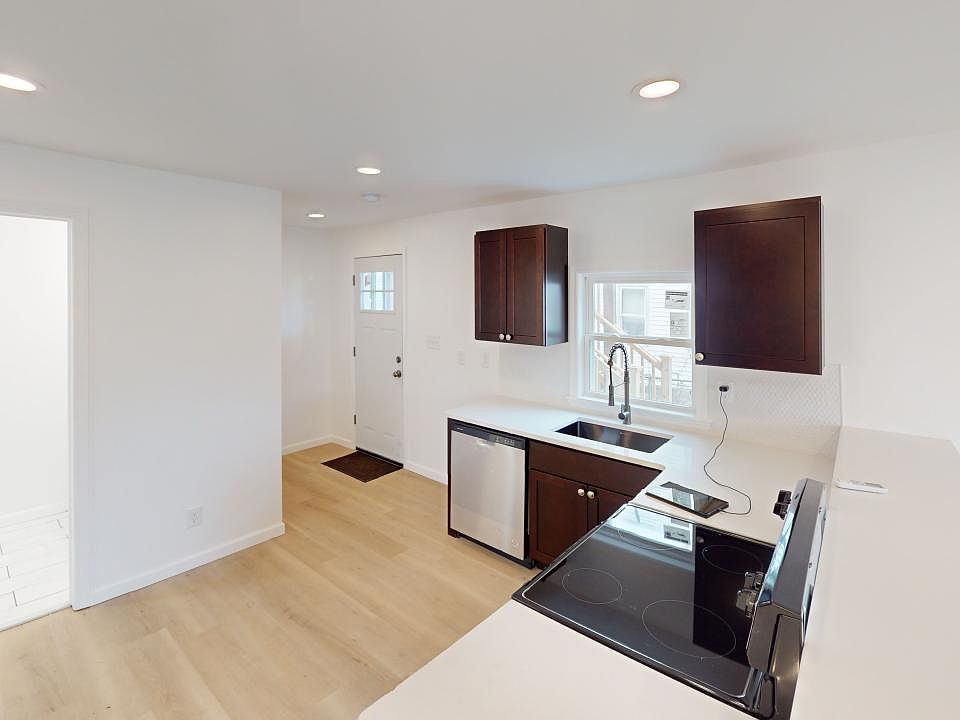 1st image of 22 Clifton St Floor 2