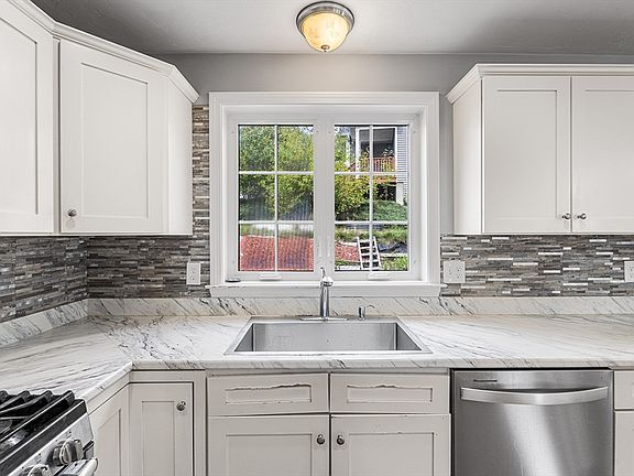 4th image of 20 Boxwood Dr