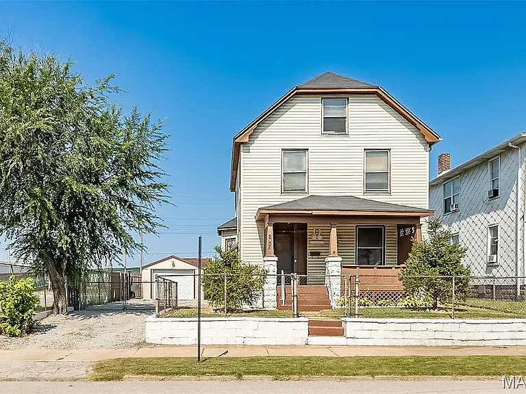1911 Benton St — Photo 2