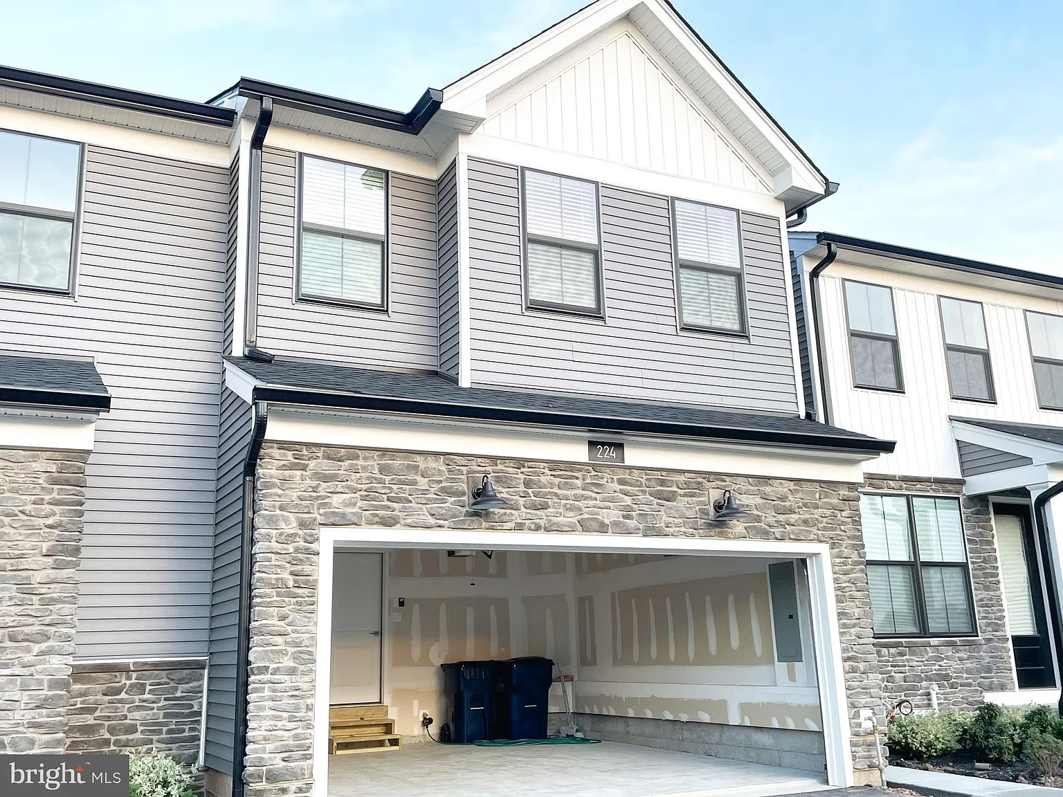 3 bed, 2.5 bath, 1806 sqft, $3,800 — Photo 2