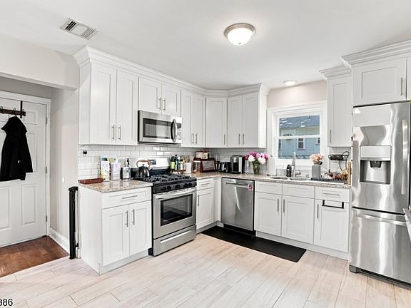 5th image of 212 Hancox Ave