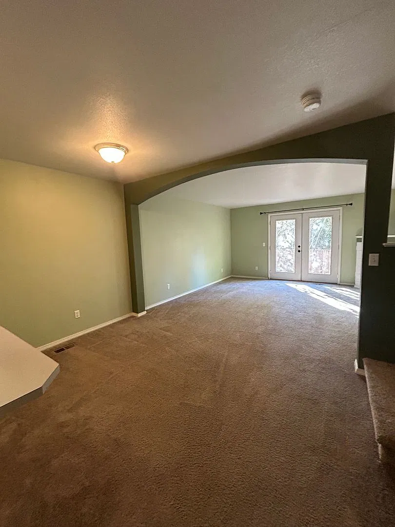 (867) 479 NE Conifer Blvd - 3 Bed / 1.5 Bath Townhome — Photo 4