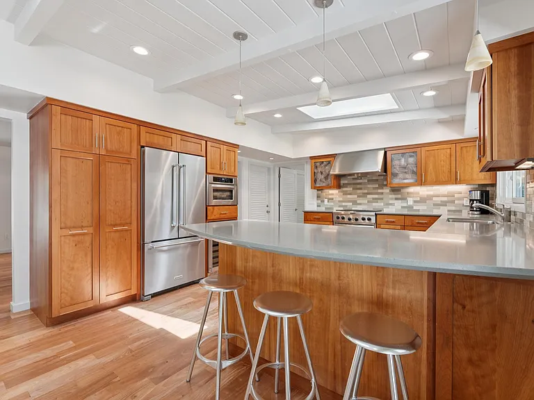 61 Bradley Ave — Photo 17